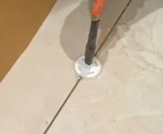 浏阳瓷砖空鼓维修公司专业解答瓷砖在铺贴过程中，如果没有涂抹均匀到位的粘结材料（如水泥砂浆或瓷砖胶），可能会导致以下问题