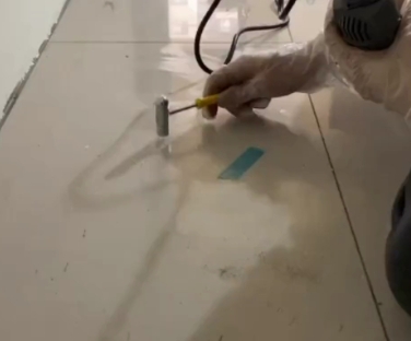 浏阳瓷砖开裂维修公司专业分享瓷砖在铺贴前如果没有沥干水分，将会导致以下问题